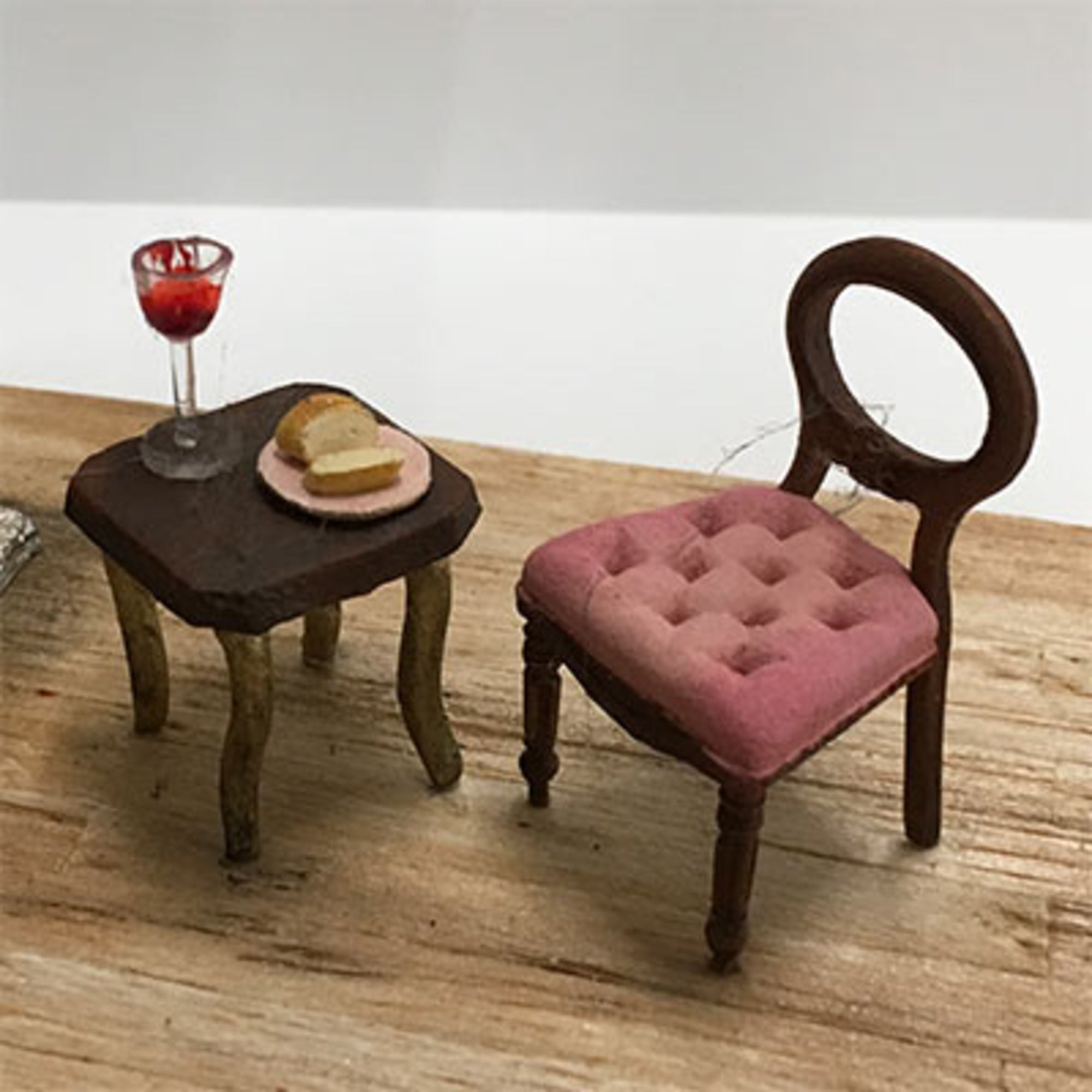 4DXMU20262-3 1:24 Victorian Chair