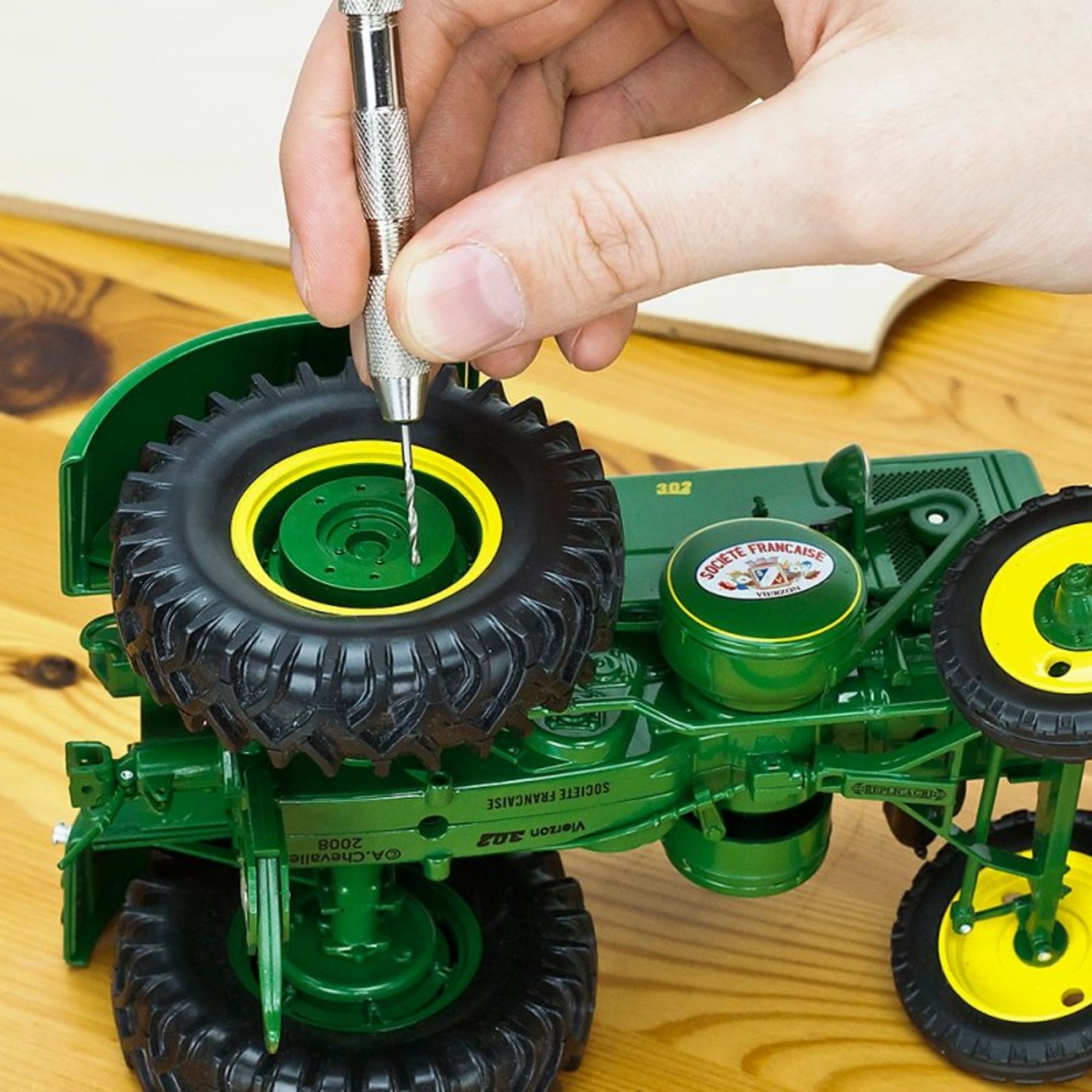 4DXTV00023-4 Pin Vice 4 Jaw / Wood Handle