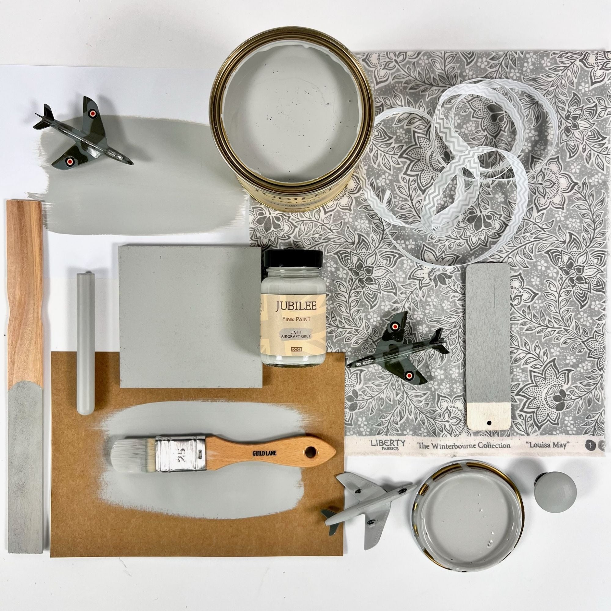 004-flatlay-light_aircraft_grey.jpg